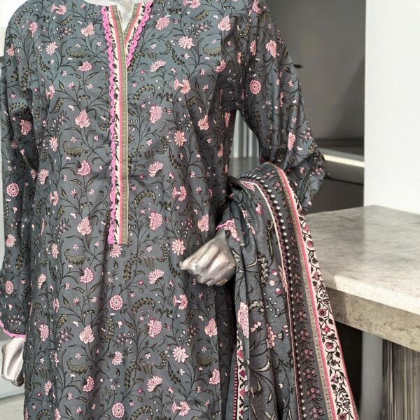 Elegant Light Gray & Pink Floral Lawn Suit – 3 Piece - Image 2